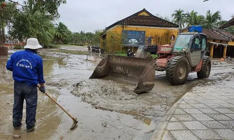 Hối hả dọn bùn sau mưa lũ ở Hội An
